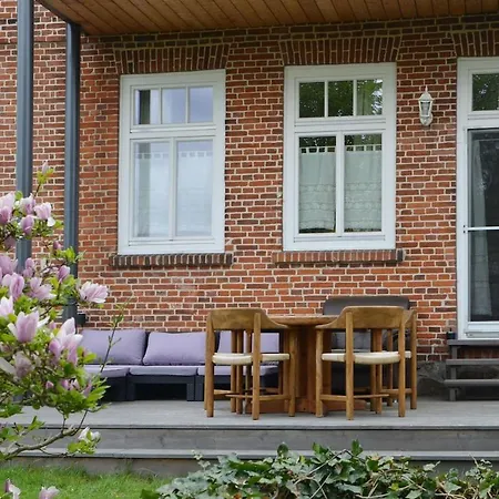 Auszeit Am Elbufer, Garten + Schafe + Sauna Appartement *